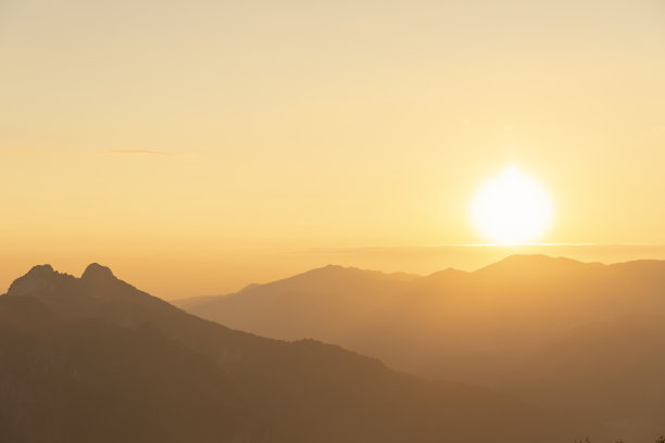 山脉上的夕阳图片下载