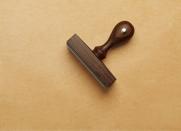 木制邮票坐在牛皮纸上图片下载