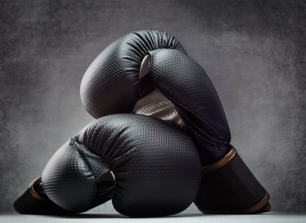 一副拳击手套，在黑暗的环境中放在混凝土背景上图片下载
