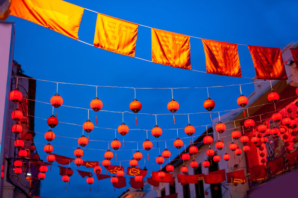 在街上装饰传统的大红灯笼图片下载