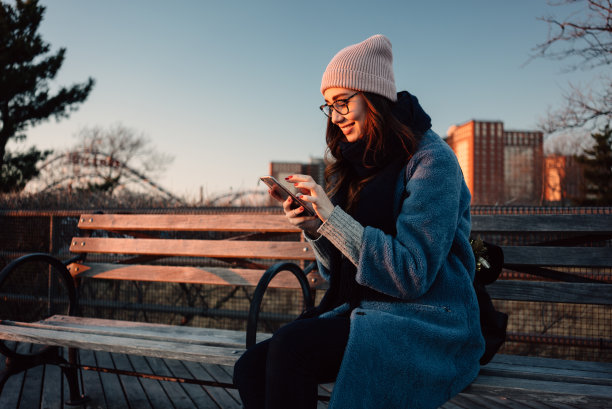 一个戴着帽子的嬉皮士女孩的肖像正在打字图片下载