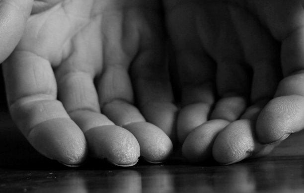 男人用祈祷的双手祈祷照片图片下载