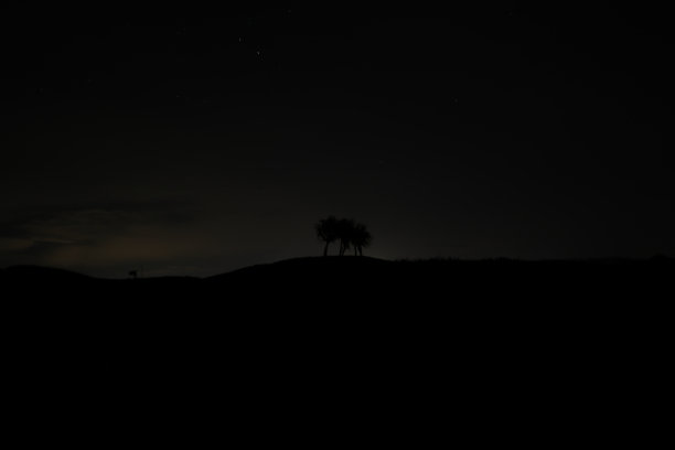 印度尼西亚西爪哇岛苏kabumi的Bukit Teletubies Ujung genten的美丽夜空。图片下载