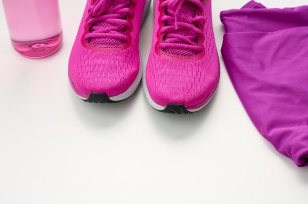 一双白色背景的紫色纺织运动鞋图片下载