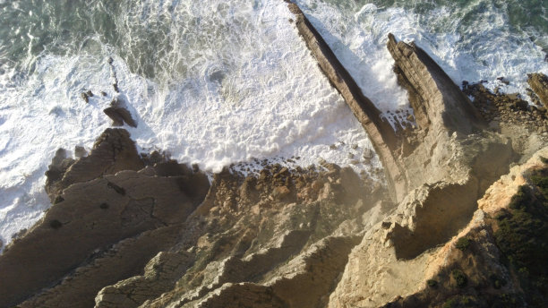 顶部照片，岩石悬崖海浪撞击岩石图片下载