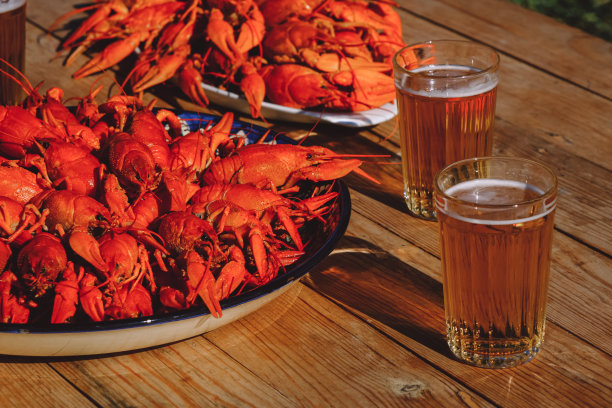 红烧小龙虾和几杯啤酒。图片下载