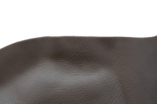 灰色皮革片孤立在白色背景。真皮材料。一块白色背景的真皮。图片下载