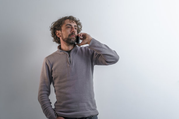 商人穿着休闲装，背景中性。图片下载