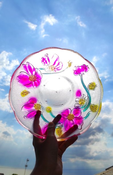 拿着漂亮的碗图片下载