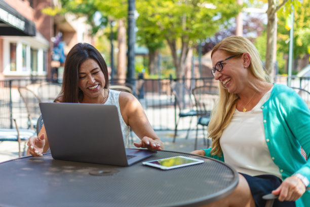 X一代成熟的成年女性与科技一起工作的户外餐桌系列照片图片下载