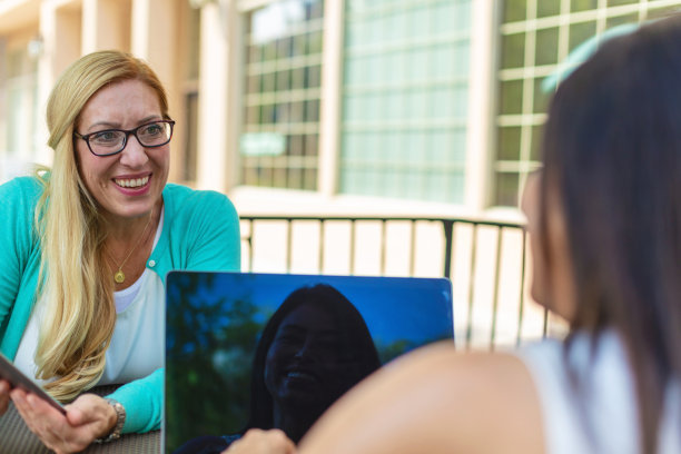 X一代成熟的成年女性与科技一起工作的户外餐桌系列照片图片下载