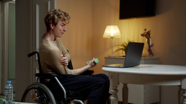 一个运动的残疾人正在用哑铃做运动图片下载