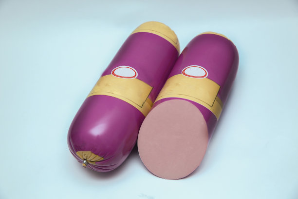 白色背景，粉色香肠。香肠在白色的背景上冒烟图片下载