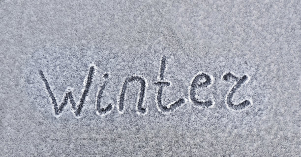 手写的文字，冬天的文字在雪的表面。冬天的到来图片下载