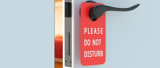 请勿打扰文字标志、酒店房间衣架。汽车旅馆门把手红色标签，3d插图图片下载