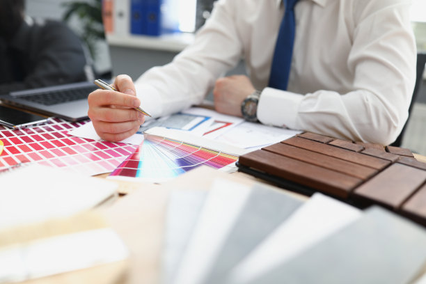 男性设计师从调色板中选择一种颜色图片下载