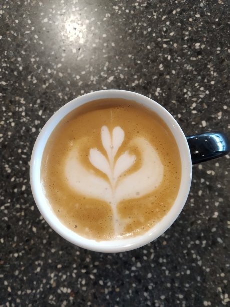 印度尼西亚雅加达，2021年10月19日。办公室的咖啡师图片下载