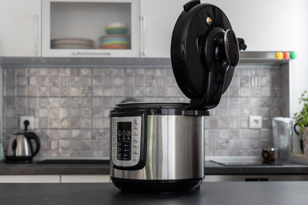 现代厨房多灶。打开，准备烹饪。图片下载