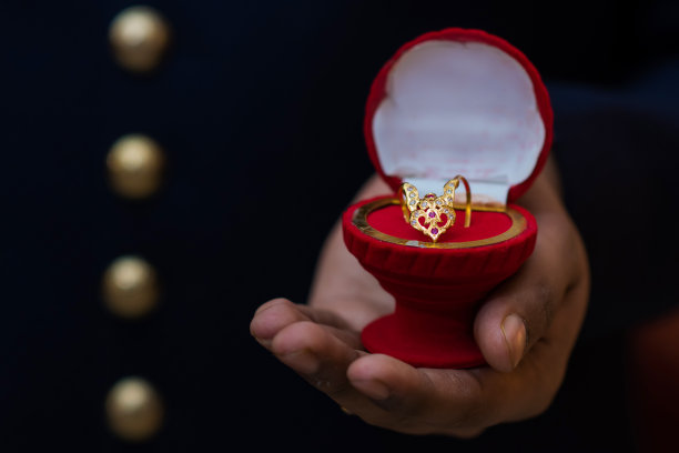 给新娘金戒指，新郎在新婚之夜给他的妻子金戒指作为结婚礼物是一种仪式的文化孟加拉婚礼照片图片下载