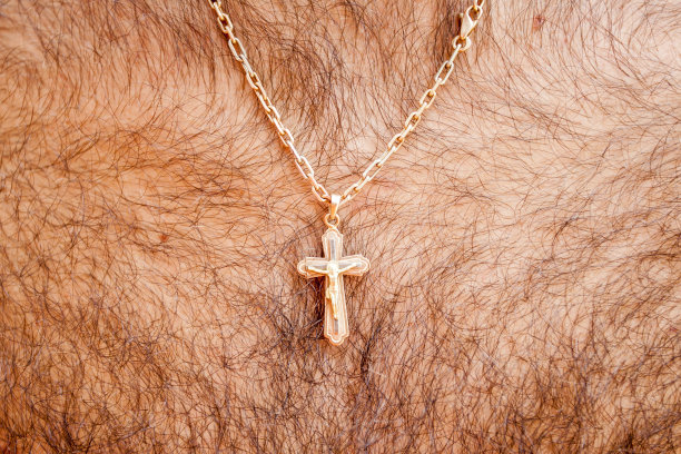 金十字架和链子。男人的脖子。体毛图片下载