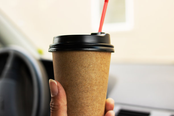 手里拿着咖啡纸杯图片下载