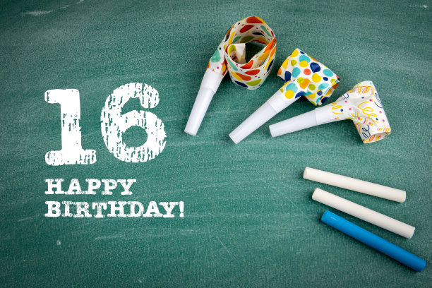 庆祝16岁生日。绿板上的生日和派对哨子图片下载