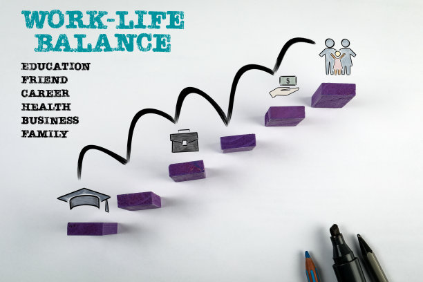 工作和生活平衡的概念。白色背景上的紫色木块图片下载