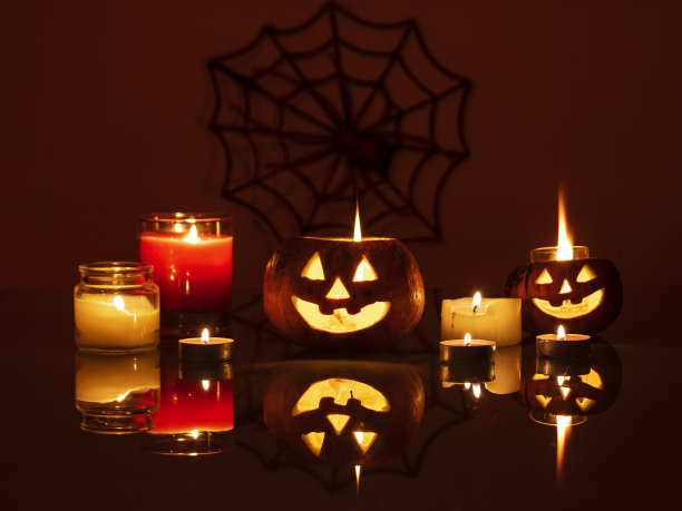 两盏点着的杰克灯和蜡烛图片下载