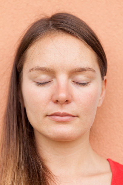 女人的脸没有化妆。图片下载