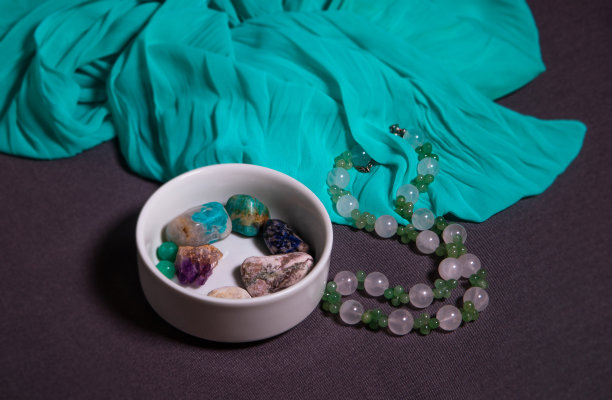 选择一条手工项链和一些亚马逊石，有时被称为“亚马逊石”的绿松石围巾。图片下载