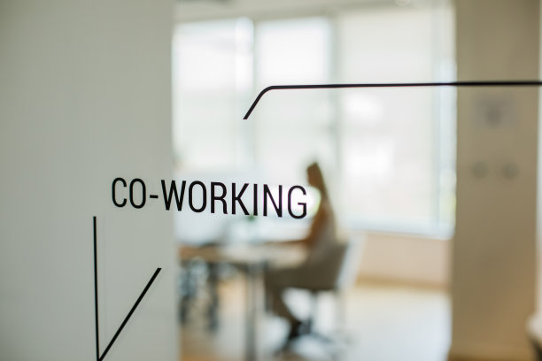 共同工作写在玻璃门和背后的女商人剪影图片下载