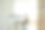 共同工作写在玻璃门和背后的女商人剪影图片下载