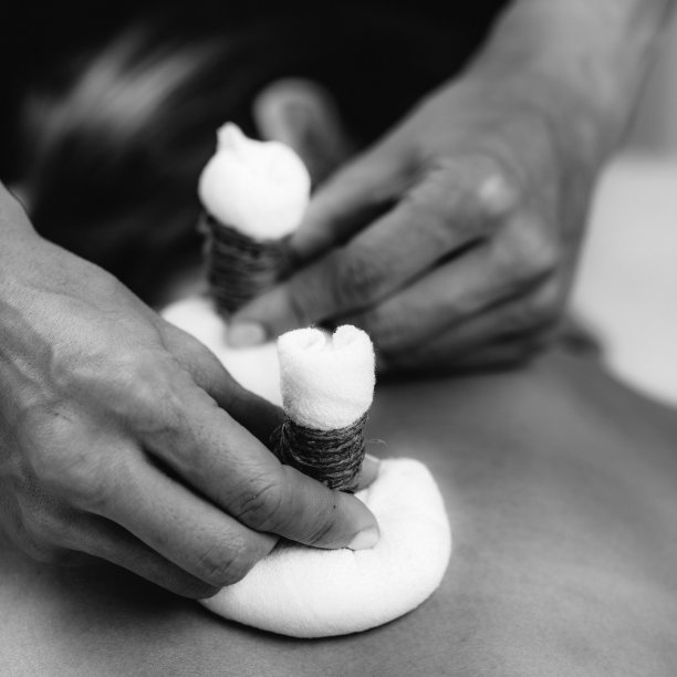 阿育吠陀健康中心的波利干式按摩疗法图片下载