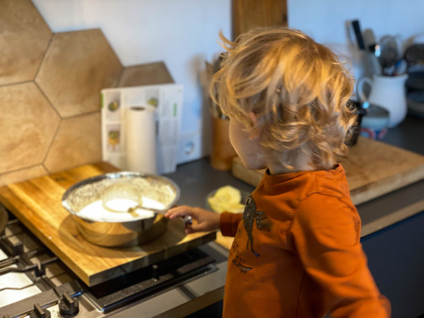 帮助带着小儿子的孕妇图片下载