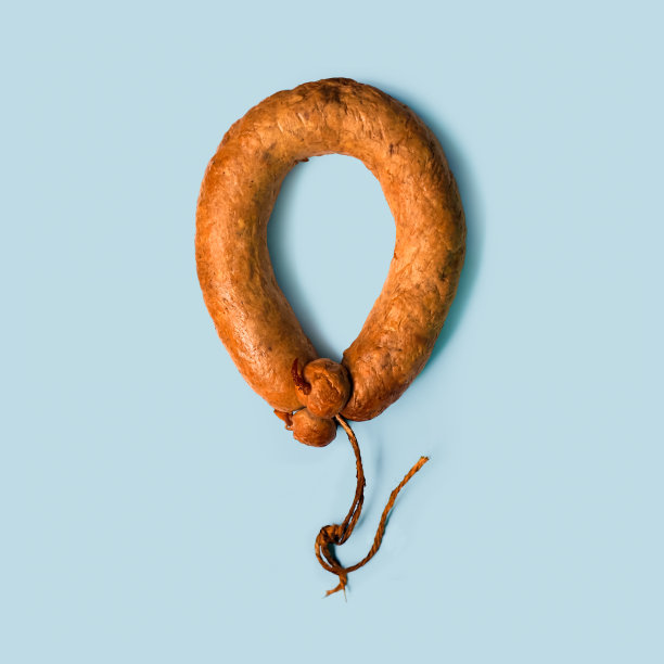 牛肉香肠分离在浅蓝色背景。气球形状的香肠图片下载