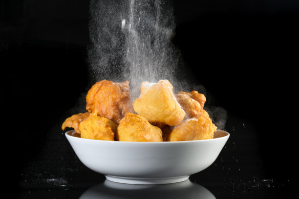 黑色背景上的传统荷兰新年前夜糕点Oliebollen图片下载