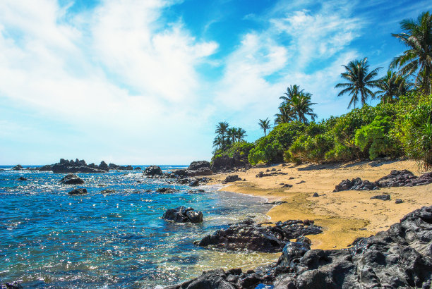 在越南广义市的Lyson或Lyson岛，岩石和海滩的美丽风景图片下载