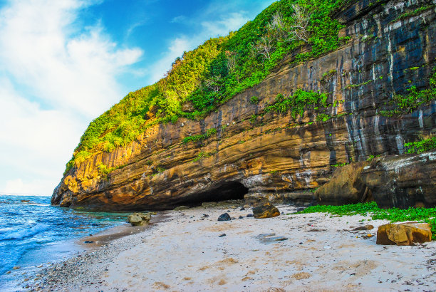 在越南广义市的Lyson或Lyson岛，岩石和海滩的美丽风景图片下载