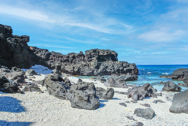 在越南广义市的Lyson或Lyson岛，岩石和海滩的美丽风景图片下载