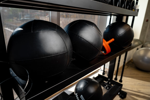 健身球和泡沫滚轮运动器材图片下载