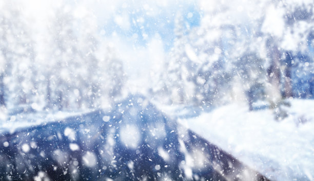 柏油路上的降雪图片下载