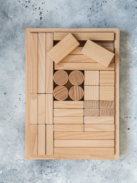 木制玩具建筑，由可持续木材生产的生态木块。图片下载