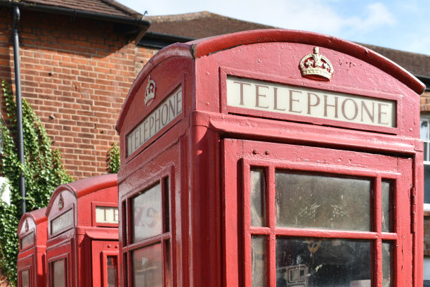 3个老式红色电话亭的特写图片下载