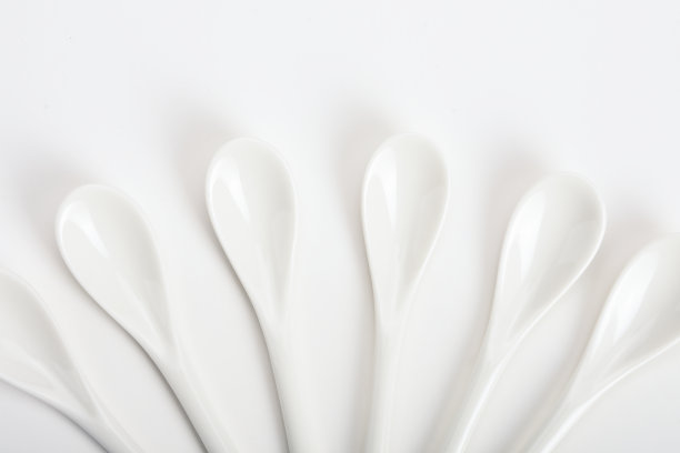 白色背景上的瓷勺图片下载