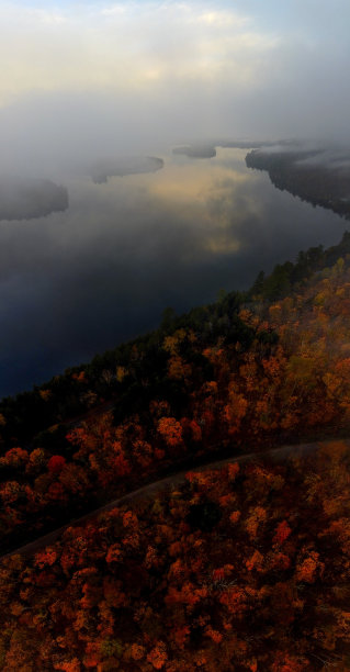 马斯科卡湖日落时的航拍照片。位于加拿大亨茨维尔和Bracebridge附近。图片下载