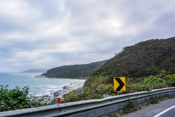 晚上在天气好的情况下行驶在澳大利亚的大洋路上。图片下载