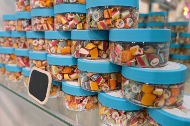 在新年假期期间，商店里有圣诞棒棒糖。树和雪人图片下载