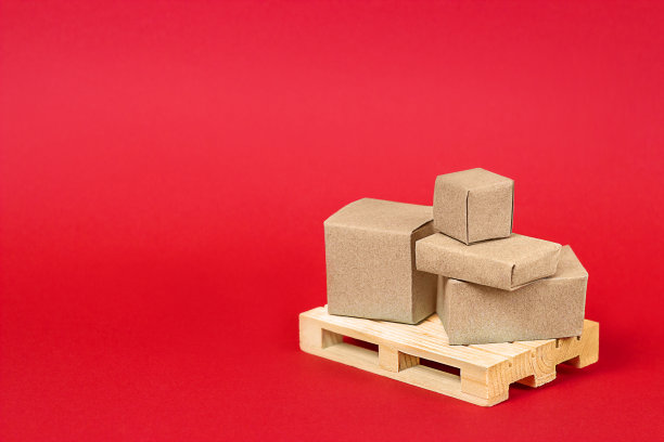 纸板箱放在木托盘上图片下载