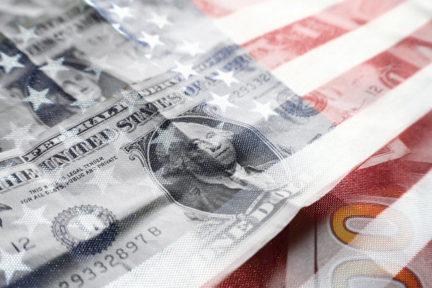 一美元钞票与美国国旗剪影高质量图片下载