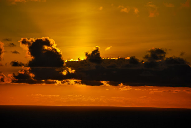 日落在山中，数码照片图片为背景图片下载
